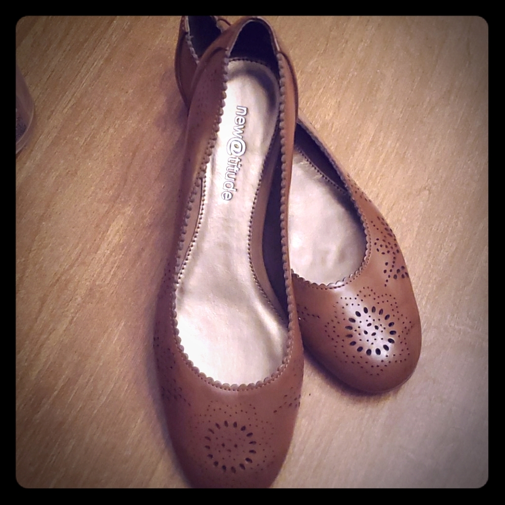 Brown slipon flats with retro cutout flowers 8m